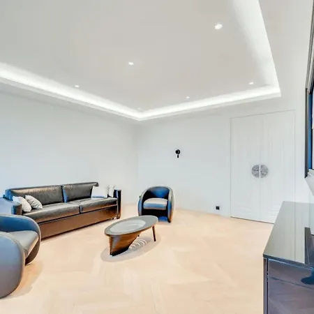 Elegant Apartment Offers Three Bedrooms شقة *