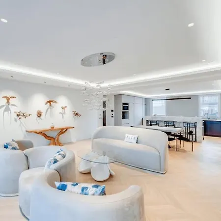 Elegant Apartment Offers Three Bedrooms شقة