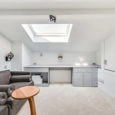 Elegant Apartment Offers Three Bedrooms باريس