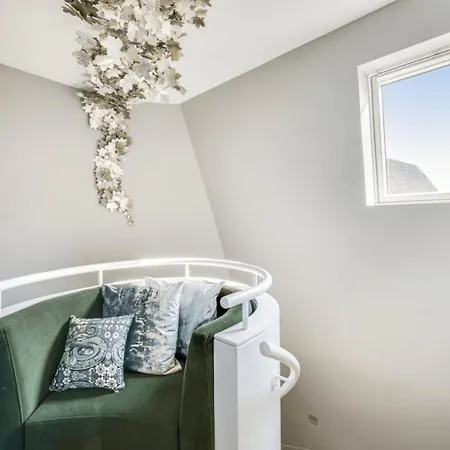 Elegant Apartment Offers Three Bedrooms
