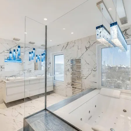 Elegant Apartment Offers Three Bedrooms شقة