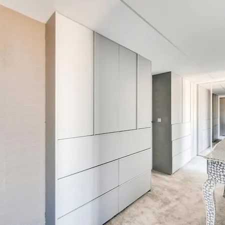 Elegant Apartment Offers Three Bedrooms شقة *