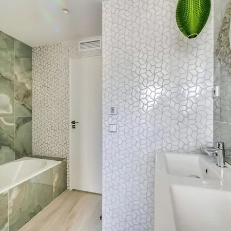 Elegant Apartment Offers Three Bedrooms شقة *