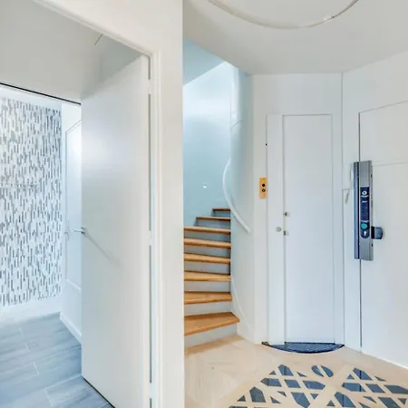 شقة Elegant Apartment Offers Three Bedrooms *