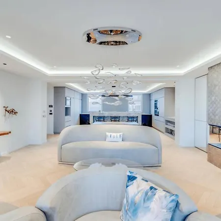 Elegant Apartment Offers Three Bedrooms شقة باريس