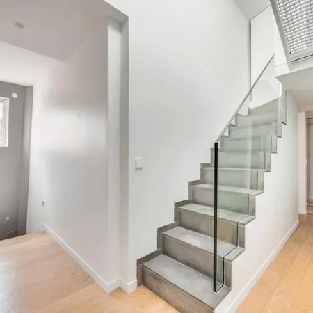 Elegant Apartment Offers Three Bedrooms باريس