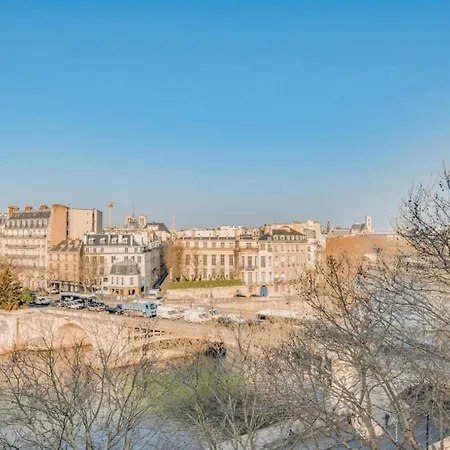 Elegant Apartment Offers Three Bedrooms * باريس