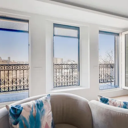 Elegant Apartment Offers Three Bedrooms