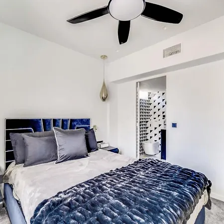 Elegant Apartment Offers Three Bedrooms شقة