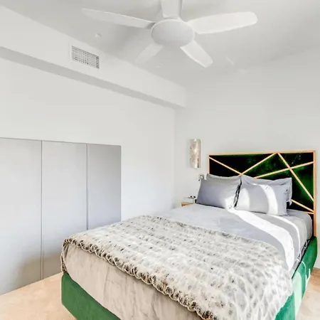 Elegant Apartment Offers Three Bedrooms شقة *
