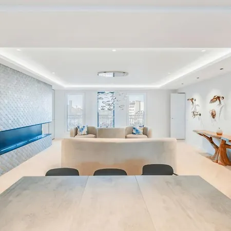Elegant Apartment Offers Three Bedrooms شقة باريس