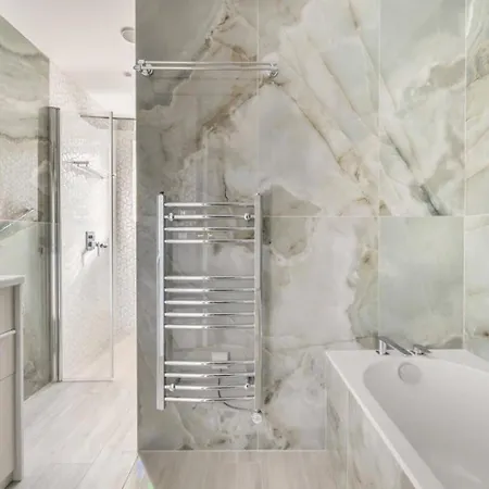Elegant Apartment Offers Three Bedrooms * باريس