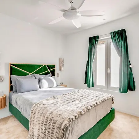 Elegant Apartment Offers Three Bedrooms شقة *