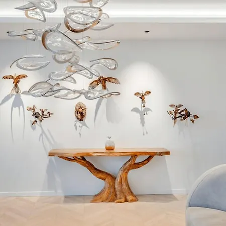 Elegant Apartment Offers Three Bedrooms * باريس