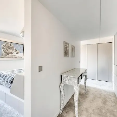 Elegant Apartment Offers Three Bedrooms شقة