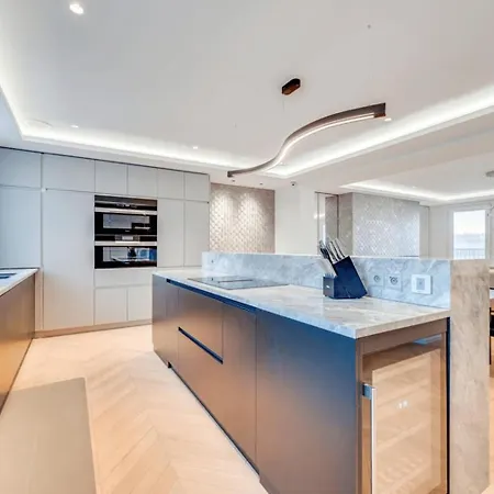 شقة Elegant Apartment Offers Three Bedrooms